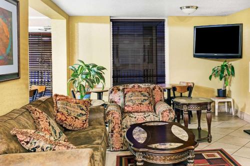 Lobby, Days Inn & Suites by Wyndham Downtown Gatlinburg Parkway in Gatlinburg (TN)