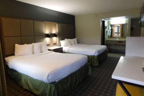 Days Inn & Suites by Wyndham Downtown Gatlinburg Parkway in Gatlinburg, USA