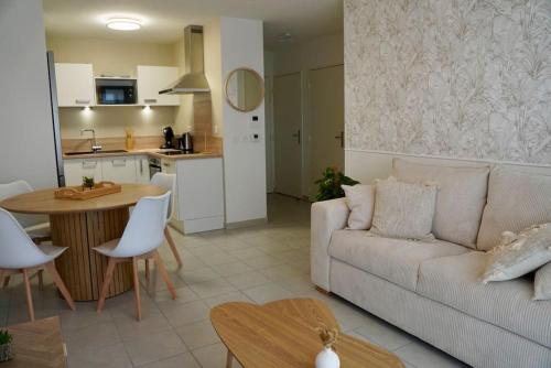 Modern appartement pour 4pers - near aeroport, Eurexpo and Lyon - terrasse - parking - Apartment - Saint-Priest