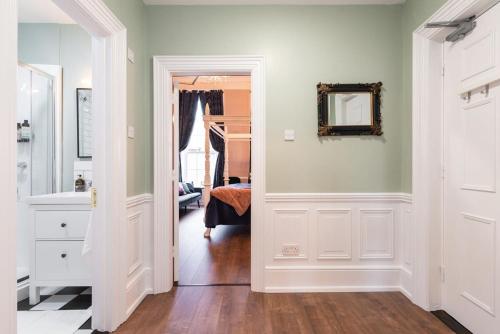 4 Poster Luxury Georgian Apartment - image 2