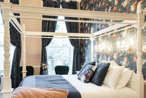 4 Poster Luxury Georgian Apartment - image 5