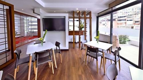 مطعم, فندق إيه زي (AZ Hotel) in ويست المنطقة الصنياعية