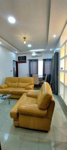 UNE CHAMBRE SALON MEUBLÉ