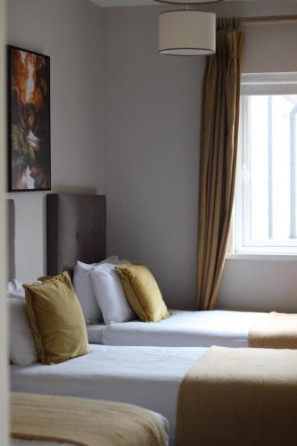 Superior Triple Room image 2