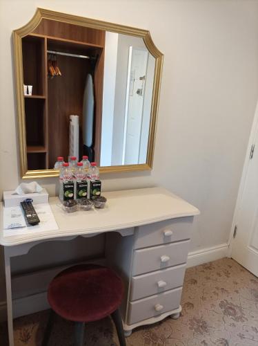 Superior Triple Room image 3