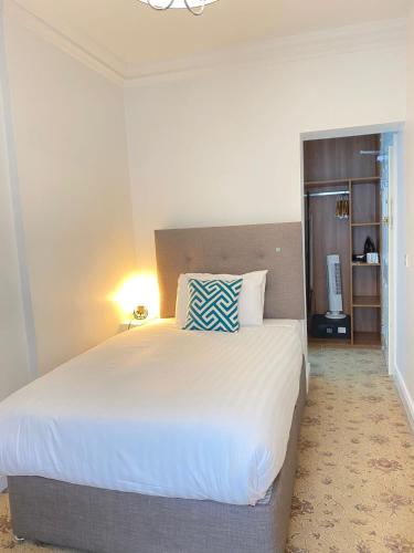 Standard Single Room image 6