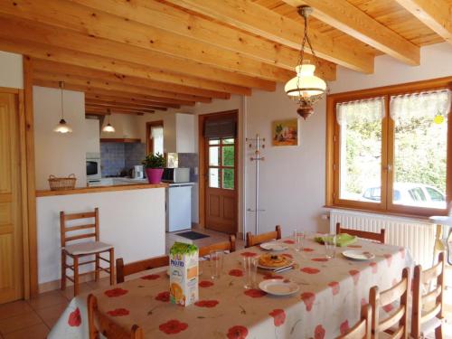 Gîte traditionnel avec terrasse et animaux acceptés - FR-1-496-115 (Gite traditionnel avec terrasse et animaux acceptes - FR-1-496-115) in La Tuilière (Rhône-Alpes)