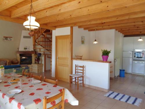 Gîte traditionnel avec terrasse et animaux acceptés - FR-1-496-115 (Gite traditionnel avec terrasse et animaux acceptes - FR-1-496-115) in La Tuilière (Rhône-Alpes)