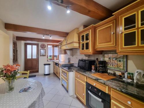 Gîte cosy avec cour privée, 2 chambres, cuisine équipée, TV, WiFi – Saint-Germain-Laval - FR-1-496-120 gîte à louer Albieux