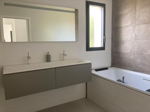 Vannas istaba, Villa contemporaine avec piscine in Beaulieu (Languedoc-Roussillon)