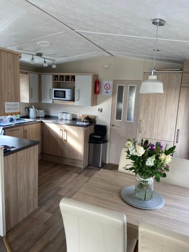 Kitchen, Otters Rural Retreat - Private Hot-Tub & Free Golf for guests included in Shilbottle