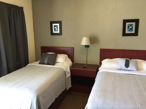 1 double bed, 1 twin bed