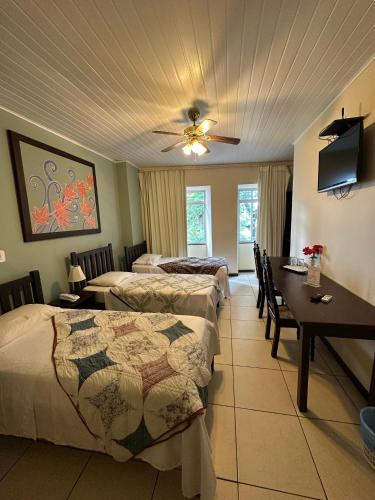 1 double bed, 1 twin bed