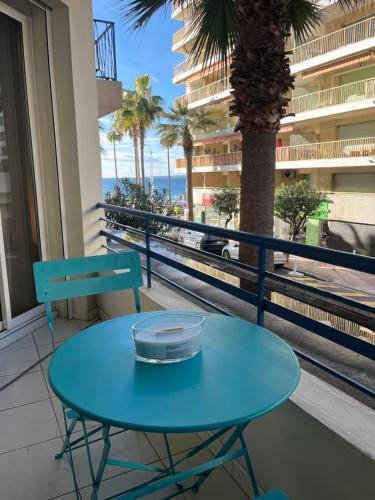 Apartment Juan Les Pins Sea view in the heart of town with its merchants - Location saisonnière - Antibes