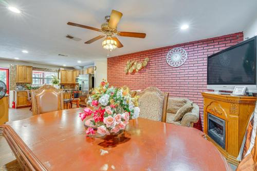 Oasis with Grill and Pool about 16 Mi to Orlando! in แอปอปก้า