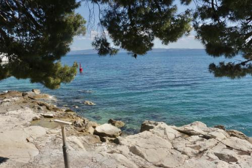 Beachfront apartment Drazen, with garden and parking Beachfront apartment Drazen, with garden and parking