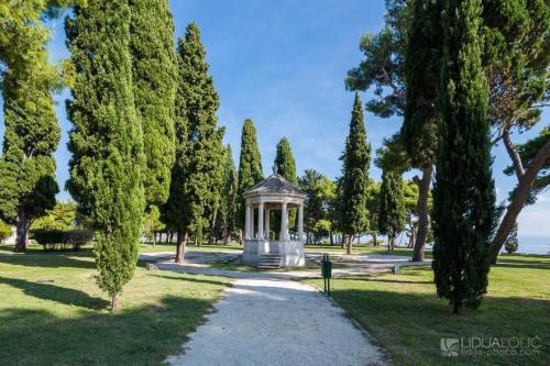 Beachfront apartment Drazen, with garden and parking Beachfront apartment Drazen, with garden and parking