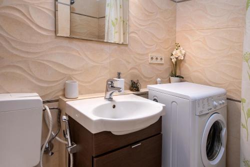 Lesser Town - Studio Apartment Petrin Tower - image 5