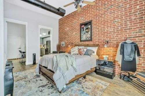 Urban Chic Downtown Escape with Pool and Gym in Plano, USA