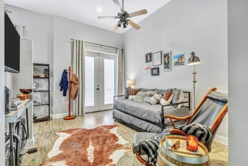 Urban Chic Downtown Escape with Pool and Gym in Plano, USA