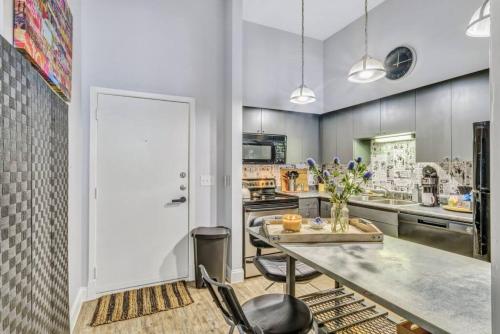 Urban Chic Downtown Escape with Pool and Gym in Plano, USA