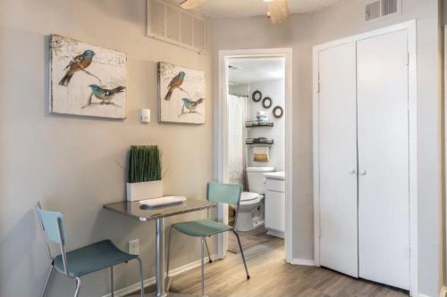 Urban Stay in North Dallas One Bedroom Apartment in Lake Highlands