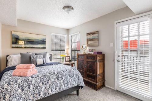 Urban Stay in North Dallas One Bedroom Apartment in Lake Highlands