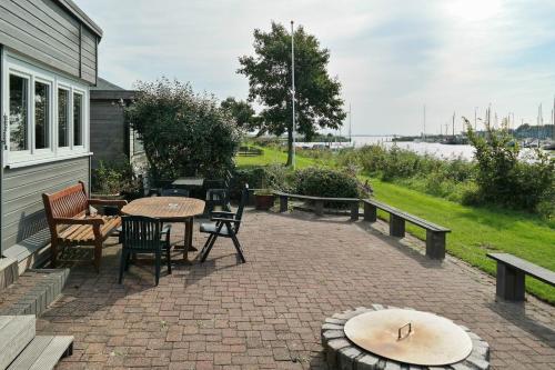  8 pers House ´Capitein Theis´ with seaside in front of the Lauwersmeer in Anjum