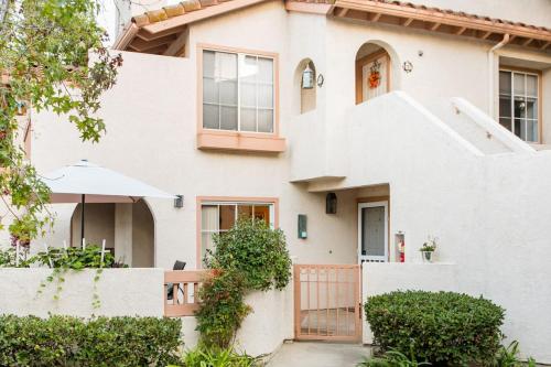 Glamorous Regal Design Home with Private Patio and Garage in ลากูนาฮิลส์ (CA)