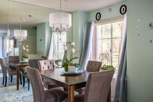 Glamorous Regal Design Home with Private Patio and Garage in ลากูนาฮิลส์ (CA)