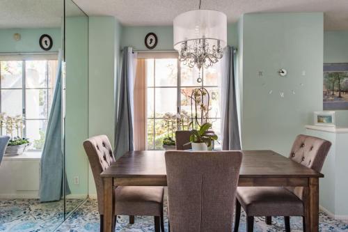 Glamorous Regal Design Home with Private Patio and Garage in ลากูนาฮิลส์ (CA)