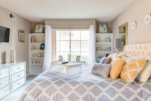 Glamorous Regal Design Home with Private Patio and Garage in ลากูนาฮิลส์ (CA)