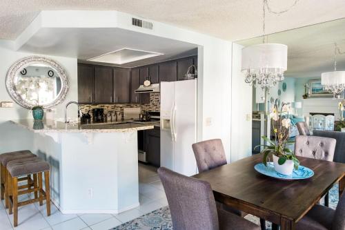 Glamorous Regal Design Home with Private Patio and Garage in ลากูนาฮิลส์ (CA)