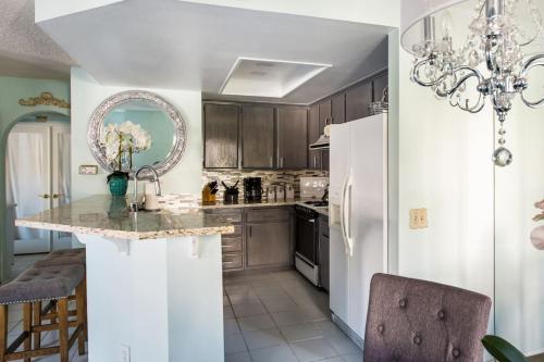 Glamorous Regal Design Home with Private Patio and Garage in ลากูนาฮิลส์ (CA)