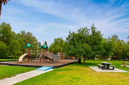 Glamorous Regal Design Home with Private Patio and Garage in ลากูนาฮิลส์ (CA)