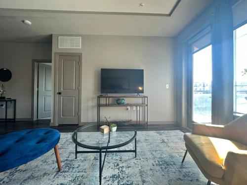 Lakeside Living w Trails, Music, Local Boutiques in Irving, USA