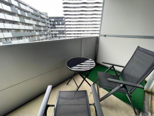 Spacious 1BR Apartment with Balcony above Citygate Shopping Complex with Metro Access - Vienna
