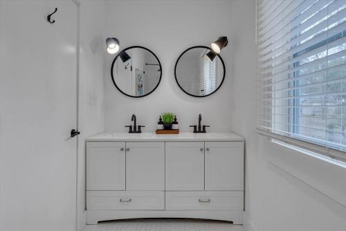 Pack and Play - King Bed - Remote Workplace