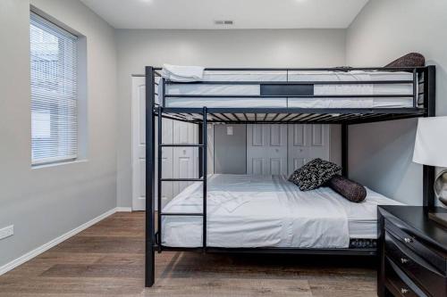 Suite 2 on Southport 4 Queen Beds in Chicago, USA