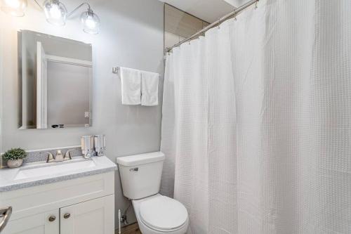 Suite 2 on Southport 4 Queen Beds in Chicago, USA