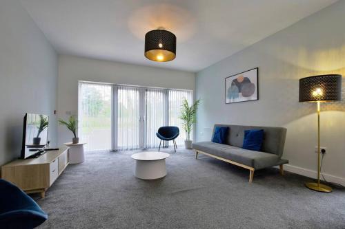 FREE PARKING - Spacious 2-BR close to Salford Royal, Manchester