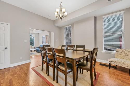 2 Entire bldgs - Great for large groups in Tower Grove, USA