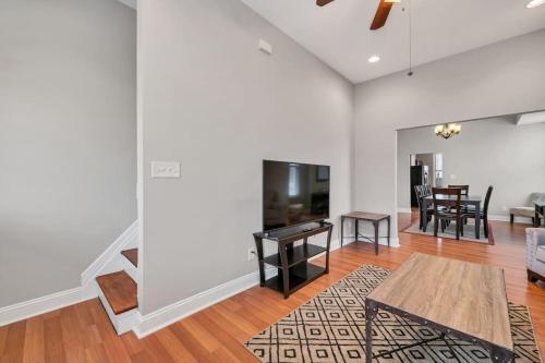 Entire building in The Grove Perfect for Groups in Tower Grove, USA