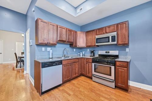 Entire building in The Grove Perfect for Groups in Tower Grove, USA
