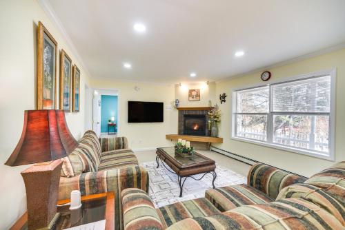 Cozy Lake Luzerne Home - 1 Mi to Wayside Beach! in Lake Luzerne, USA