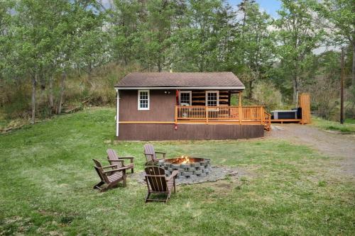 Creekside Cabin w Hot Tub, Fire Pit, Grill, WiFi!