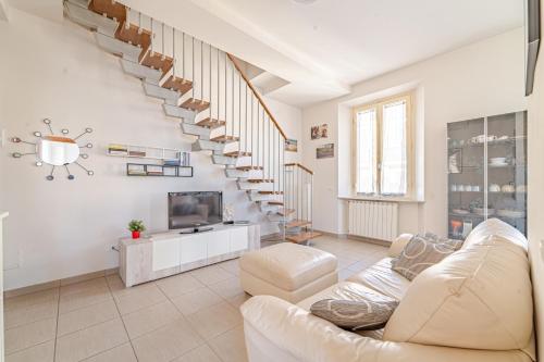 Mosse Bridge Apartment by Mamo Florence