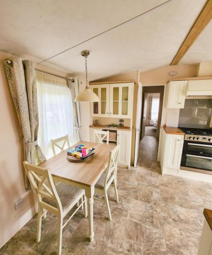 Serene Stay: Beautiful 2Bed Lodge in Kelsall