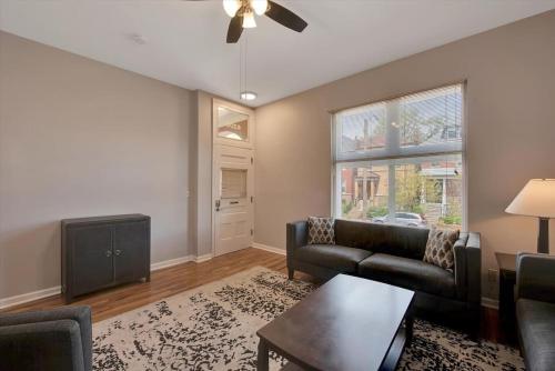 Breathtaking Unit in Shaw - 4 Queen beds 1E in Tower Grove, USA