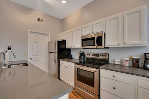 Breathtaking Unit in Shaw - 4 Queen beds 1E in Tower Grove, USA